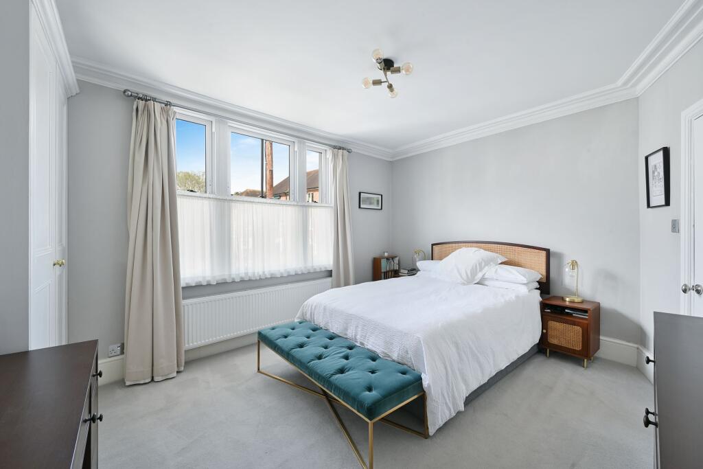 House in Elmbridge, Long Ditton - More