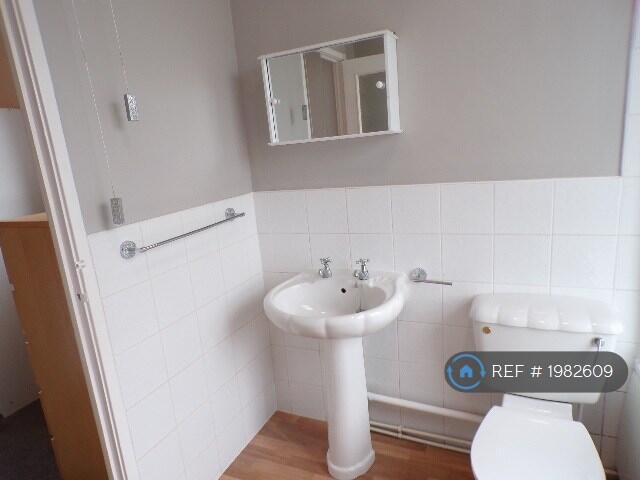 2 bedroom end of terrace house for rent