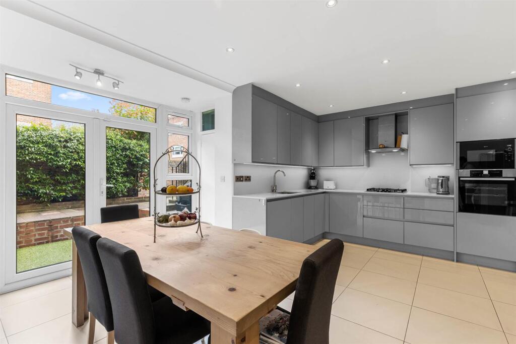 House in London, Royal Borough of Kensington and Chelsea - View 3