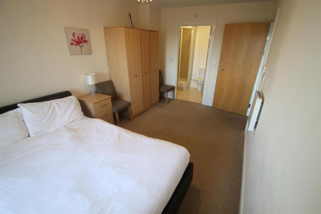 Apartment in Cardiff, Overstone Court, Butetown - More