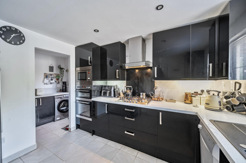Thornhill Drive, Swindon, Wiltshire photo 3