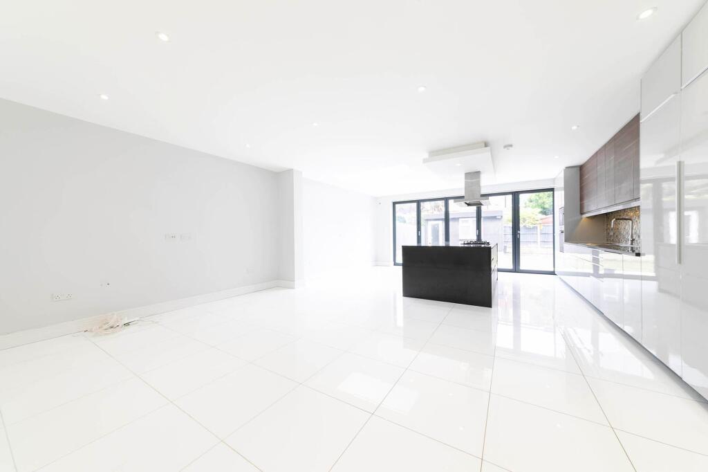 5 bedroom semi-detached house for rent