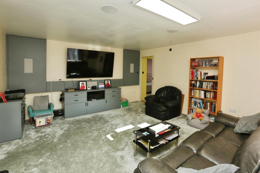 Clover Way, Hedge End, Southampton photo 5