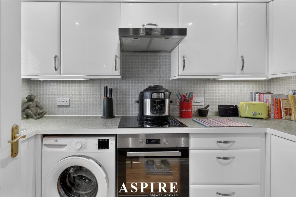 Apartment in Southend-on-Sea - More