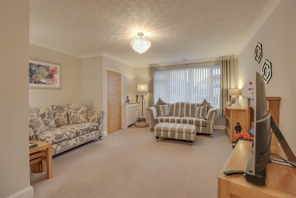 Highcliffe Way, Wickford photo 3