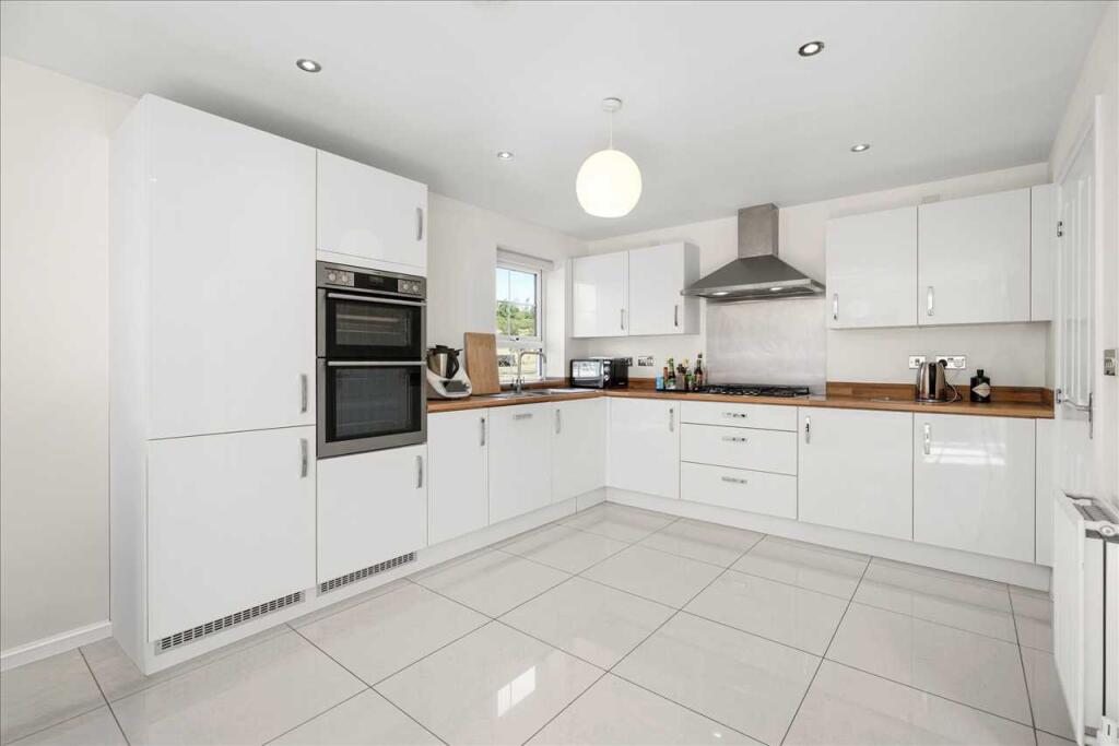 Neptune Crescent, Brooklands, Milton Keynes photo 3
