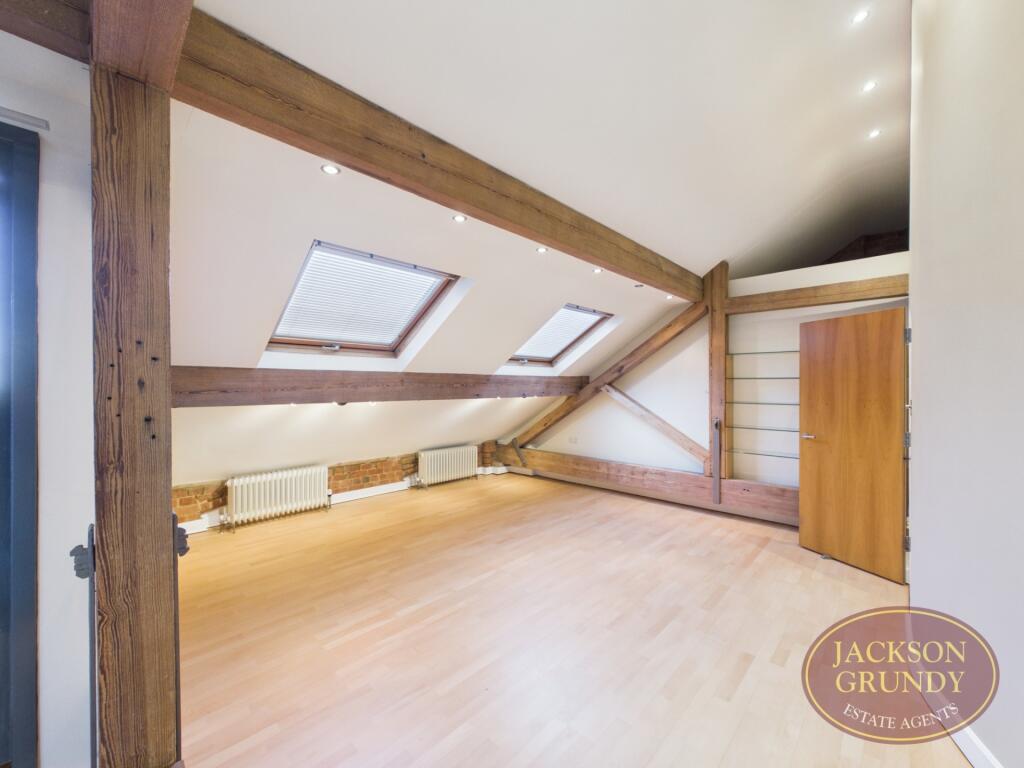 Apartment in Northampton - More