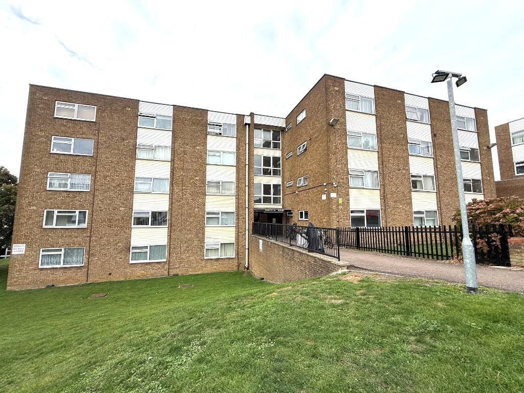 Studio flat on Burfield Court, Stopsley, Luton, Bedfordshire, LU2 8JY, £115,000