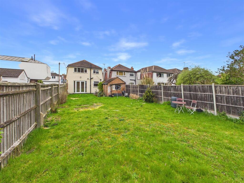 Claremont Close, Hersham, Walton-On-Thames – pohled 2
