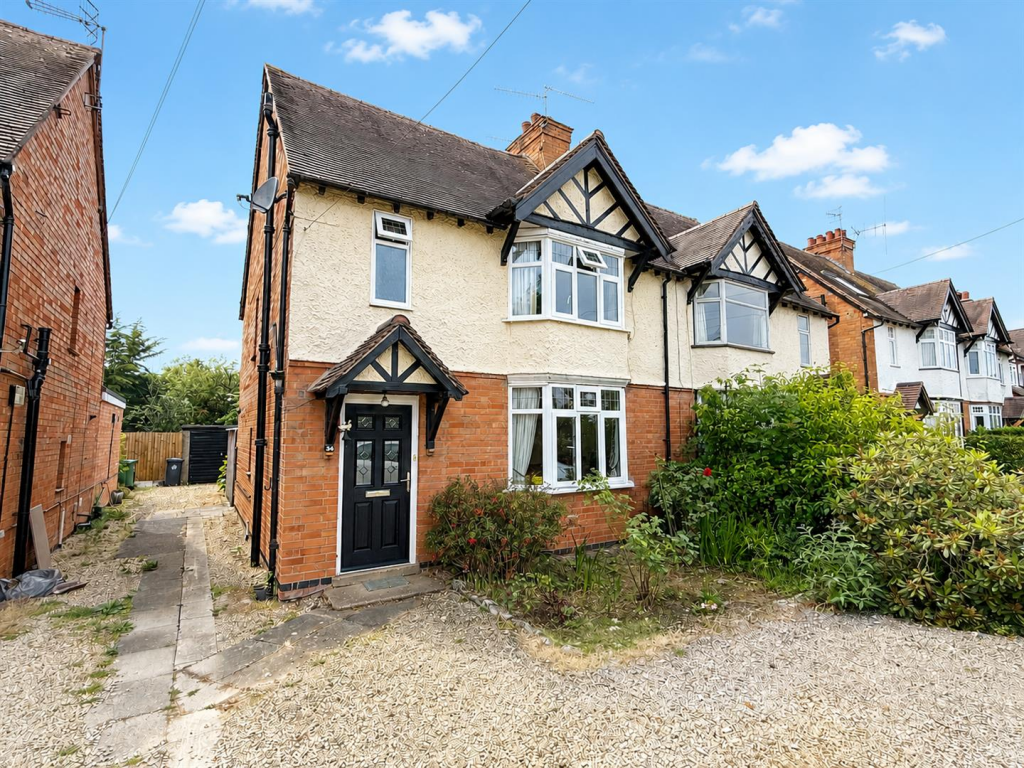 3-bed semi-detached on Hathaway Lane, Stratford upon Avon, £425,000