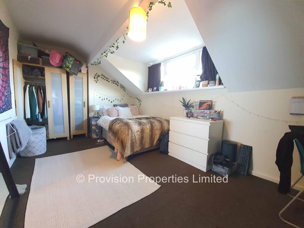 6 bedroom end of terrace house for rent
