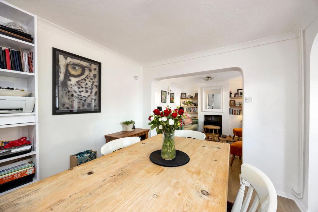 House in Horsham, New Town - More