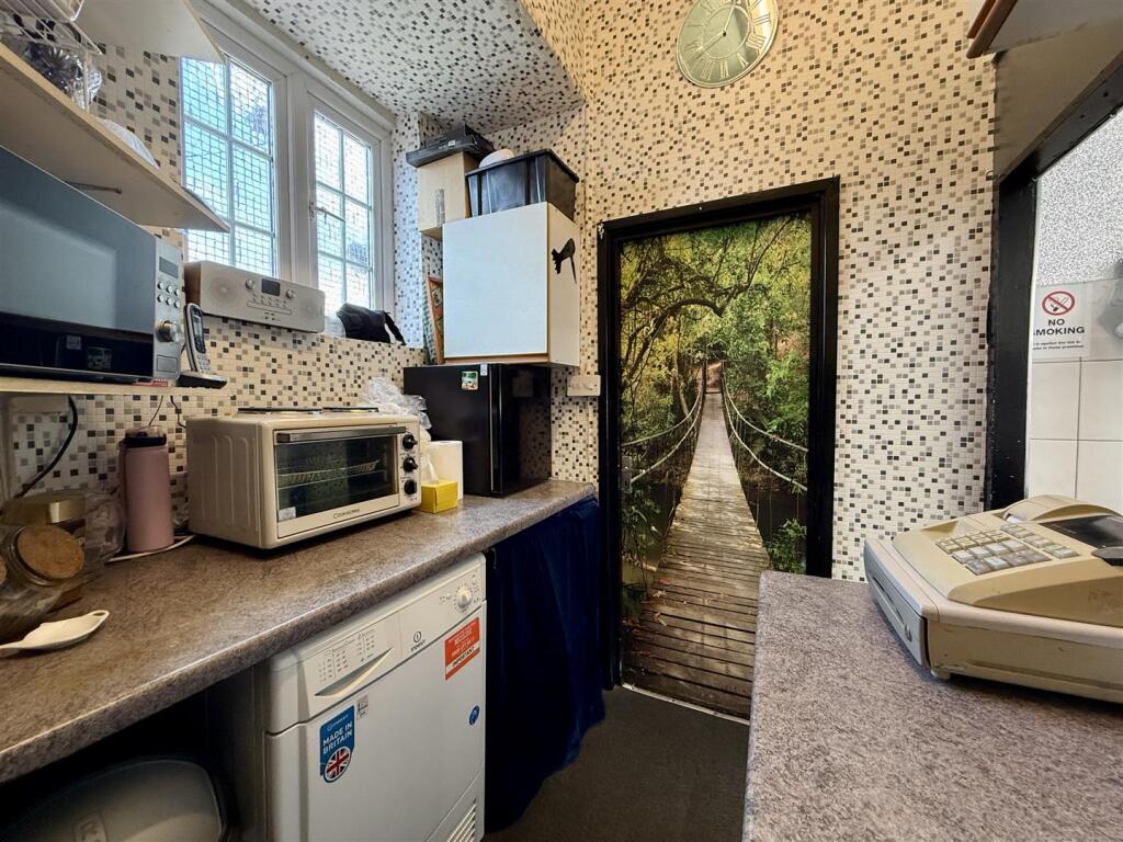 7 Kitchen.JPEG