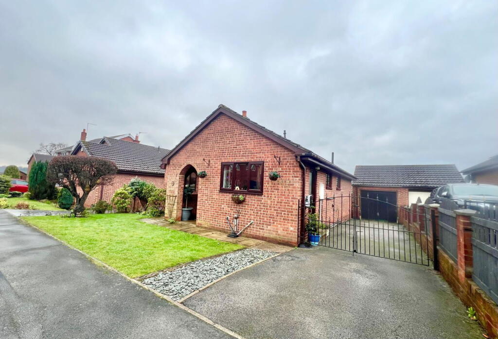 3-bed detached on Woodland View, Cudworth, S72 8JH, £295,000