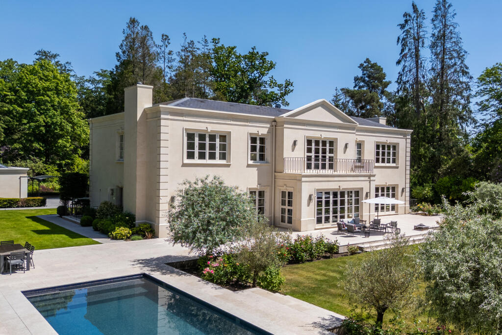 House in Runnymede, Surrey - View 2