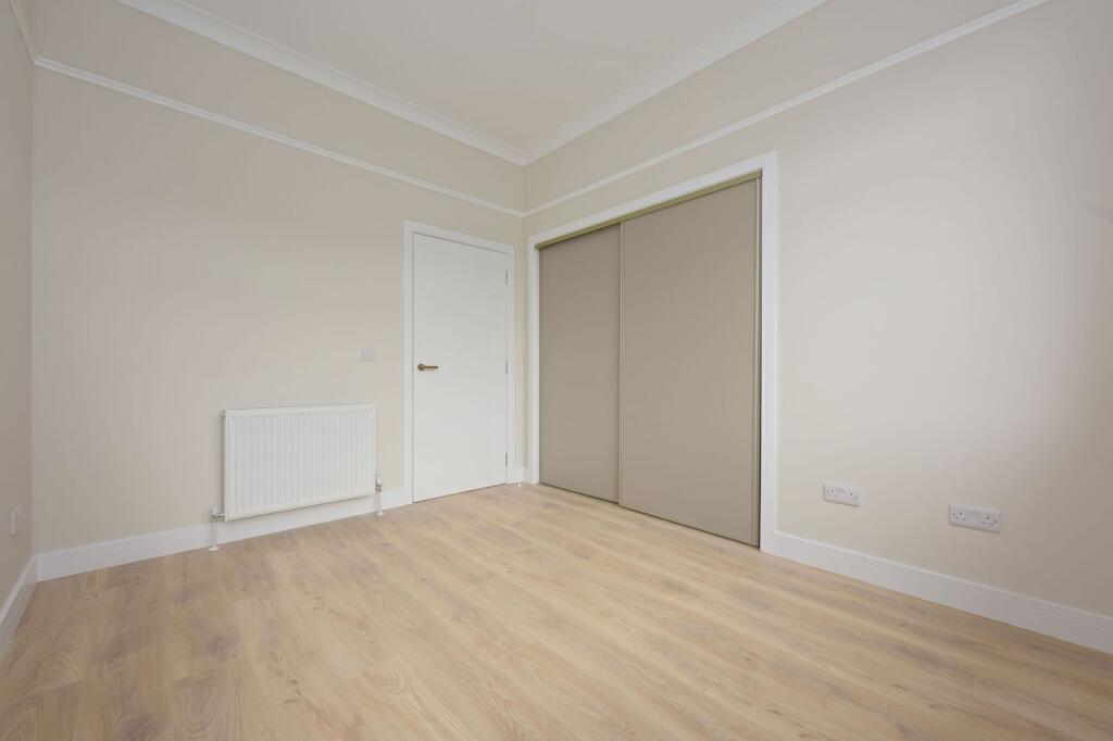 House in Grangemouth, Kersiebank - More