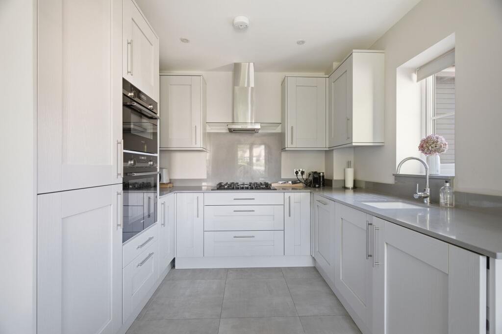 House in Binfield, Bracknell Forest - View 4