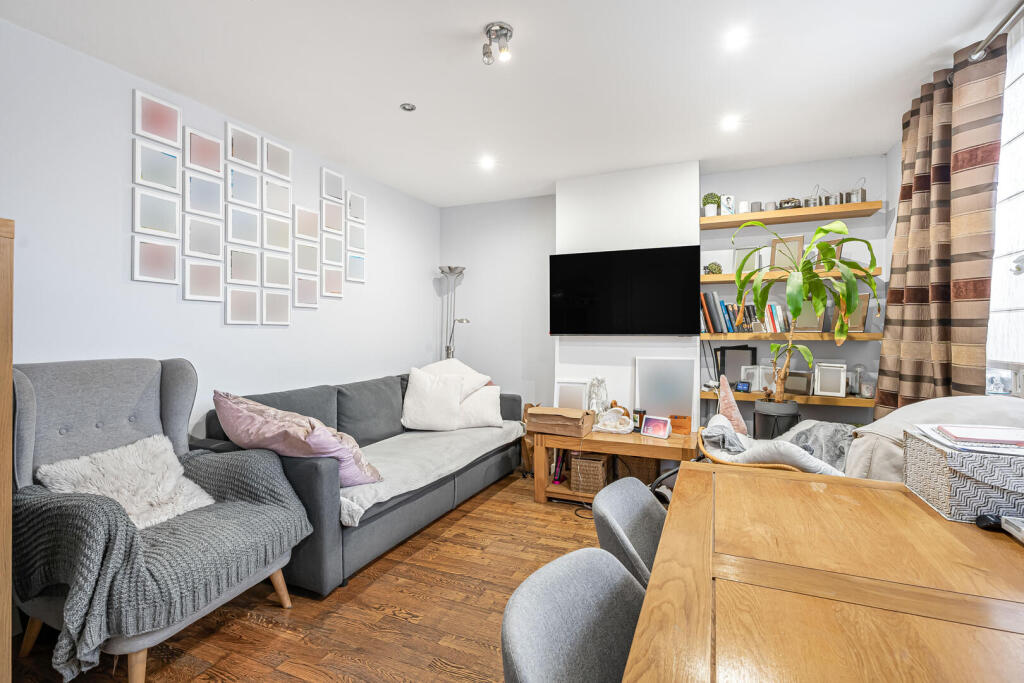 Montagu Crescent, London photo 3