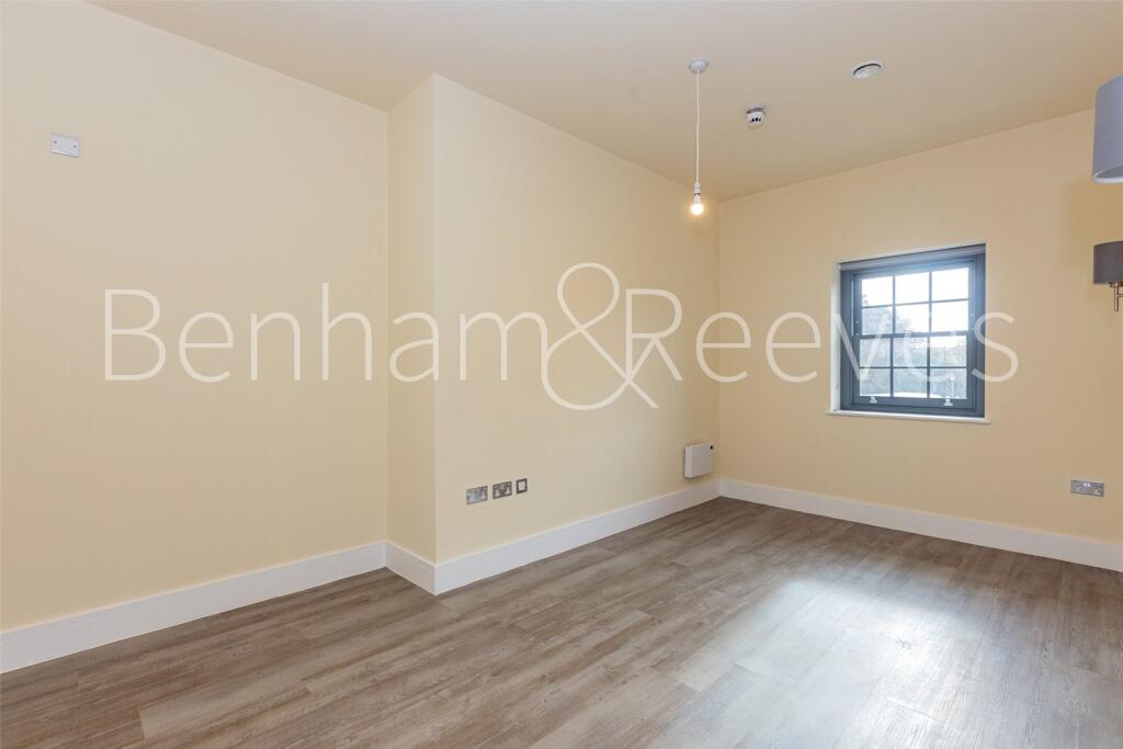 Apartment in London, Hanwell - View 3