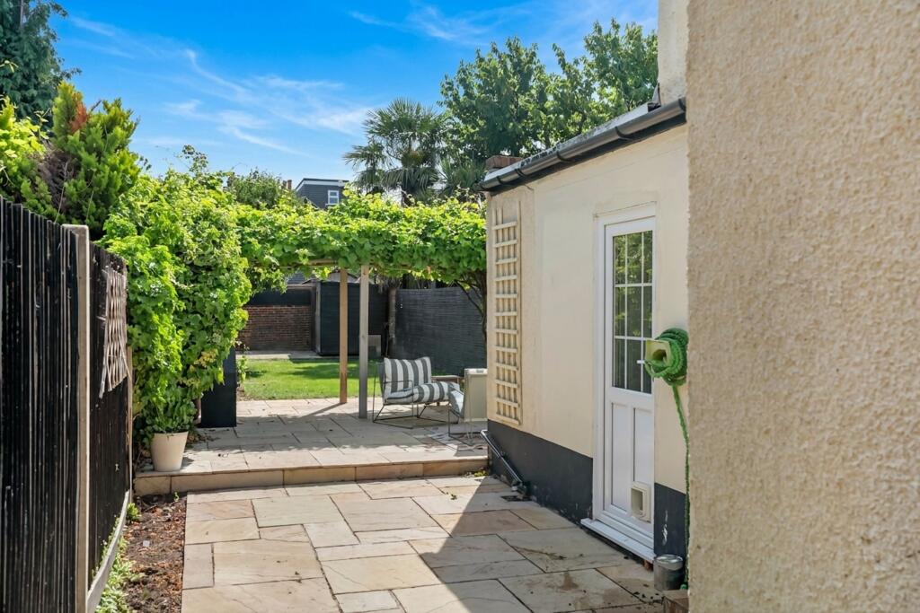 House in London, Sutton New Town, The Wrythe - View 3