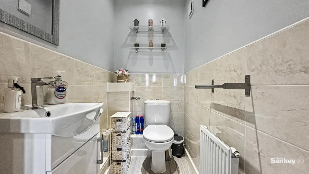 House in Mansfield, Nottinghamshire - More