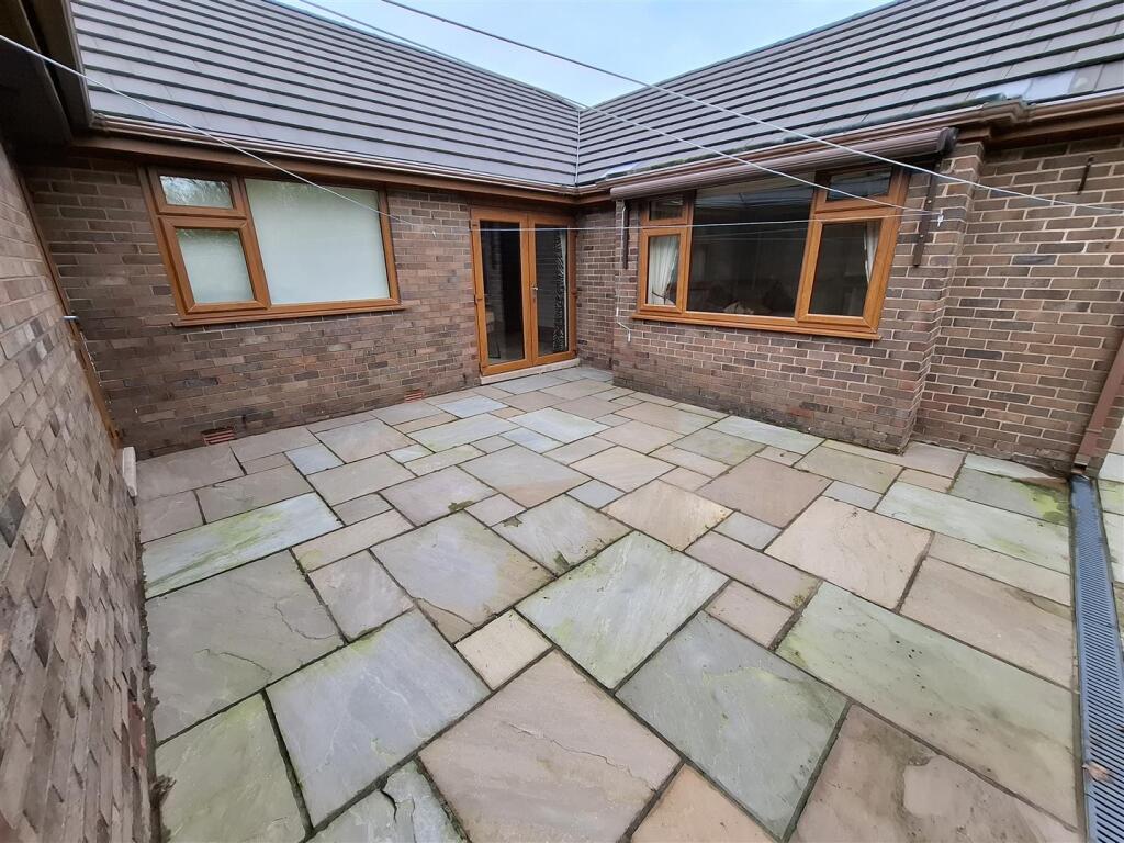 Birchall Close, Leek photo 3