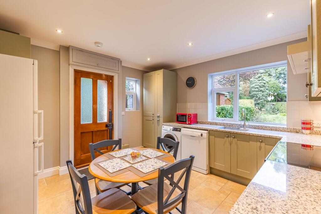 A Superb Four-Bedroom Home in Norwich. photo 3