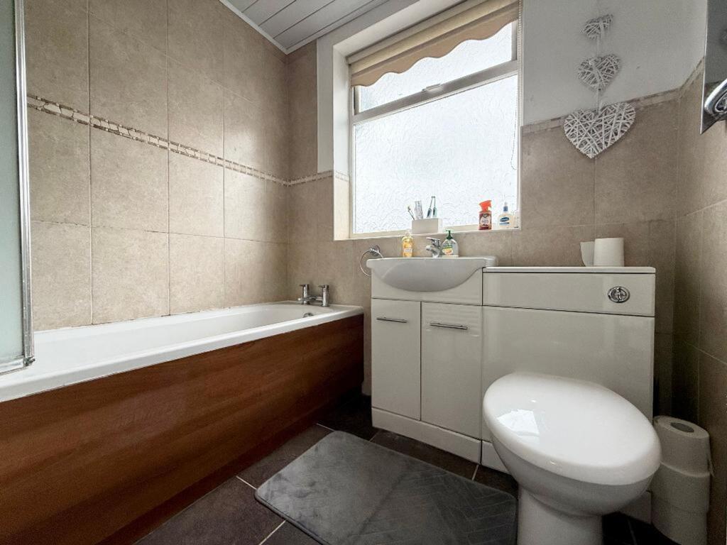 Crawley Green Road, Luton, LU2 photo 4