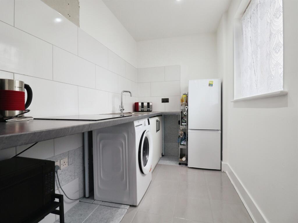 Apartment in Cardiff, Grangetown - View 3