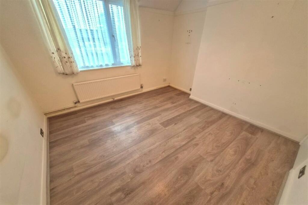 2 bedroom Semi-Detached Bungalow in Farncombe photo 3