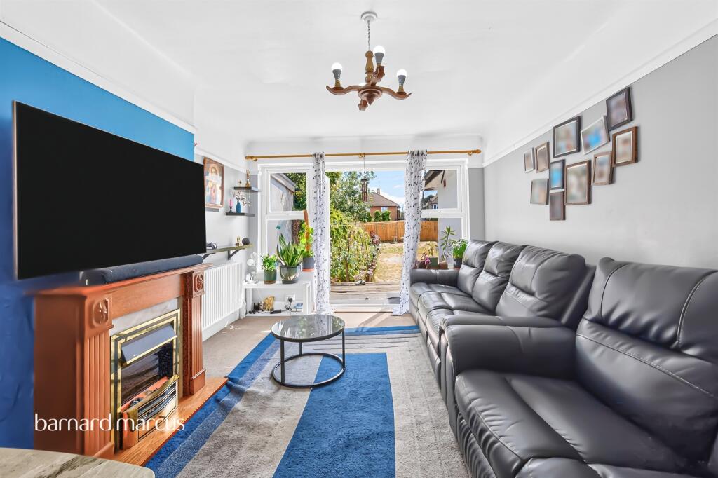 House in London, Royal Borough of Kingston upon Thames - View 4