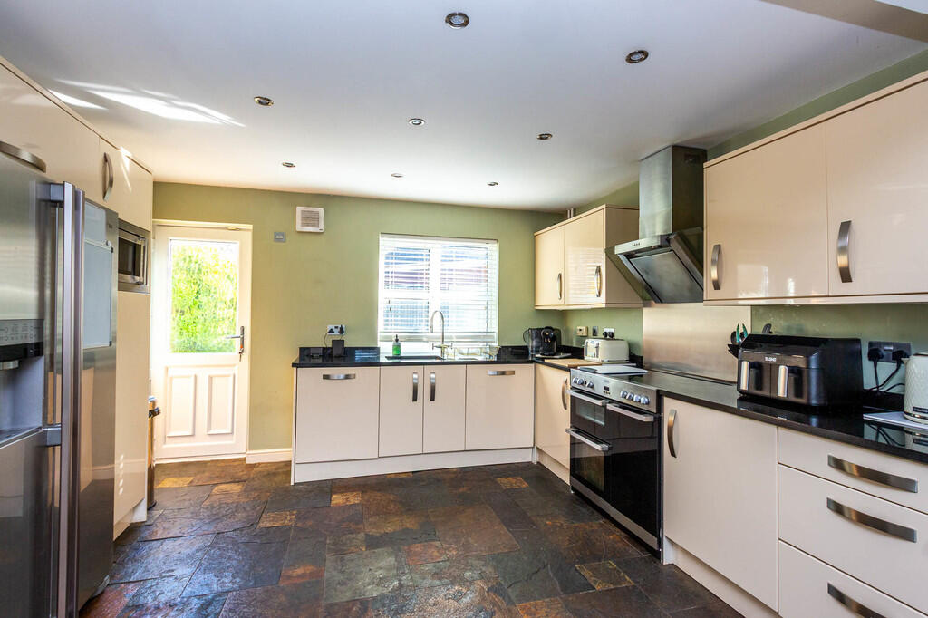 School Lane, Higham Ferrers - View 4