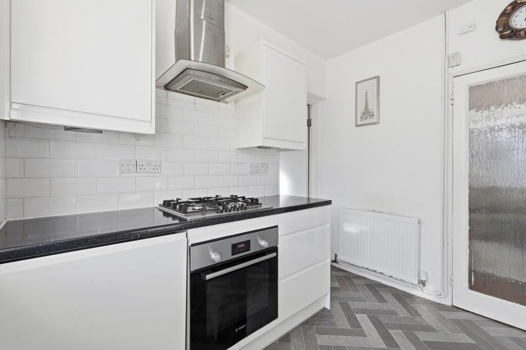 House in London, Royal Borough of Kingston upon Thames - More