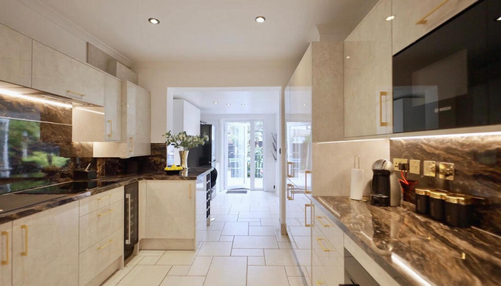House in Twickenham - More