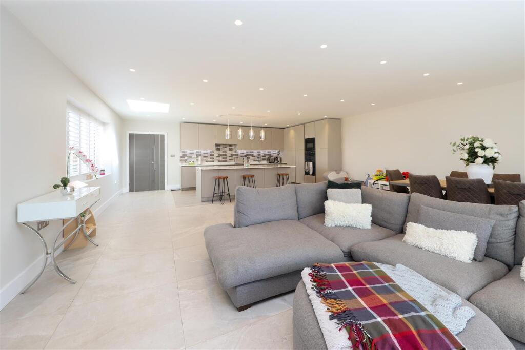 Meadow Close, Ruislip, HA4 photo 2
