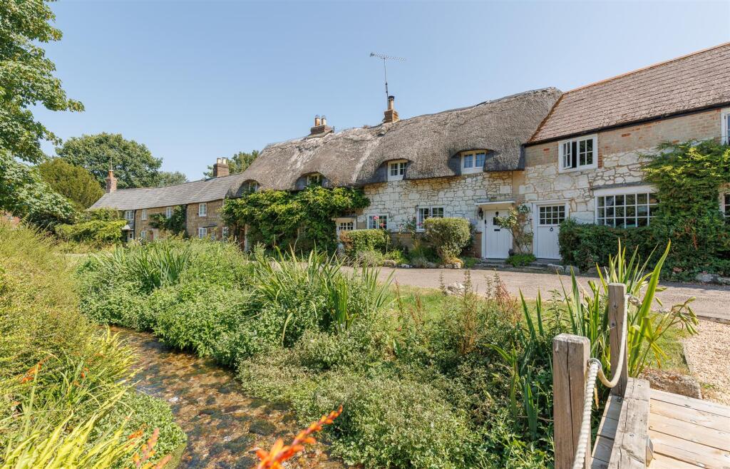 'CHOCOLATE BOX' THATCHED COTTAGE - Winkle Street, Calbourne, Newport