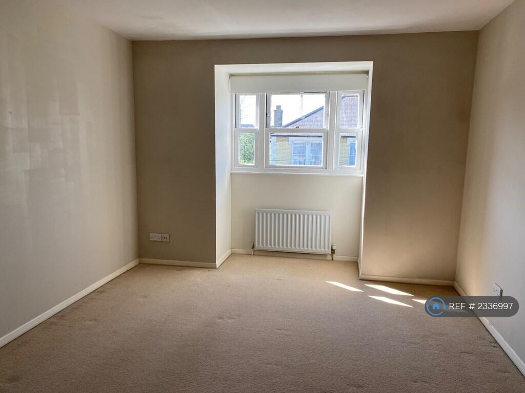 House in New Malden - More