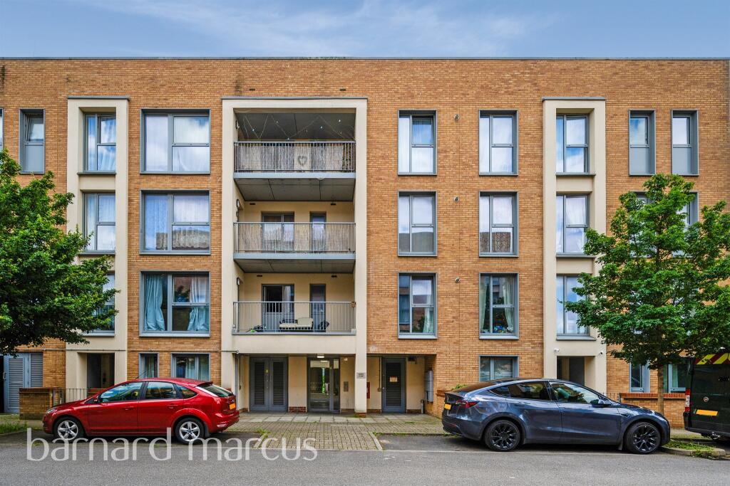 2-bed flat on Manor Lane, Feltham, £280,000