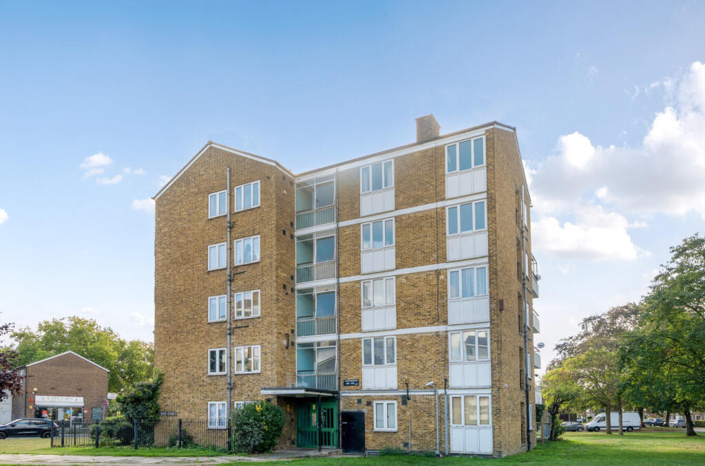 2-bed flat on Casterbridge Road, London, SE3, £300,000