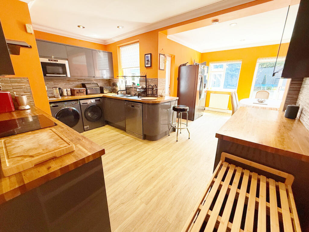 Middle Road, Bournemouth, BH10 5 - More