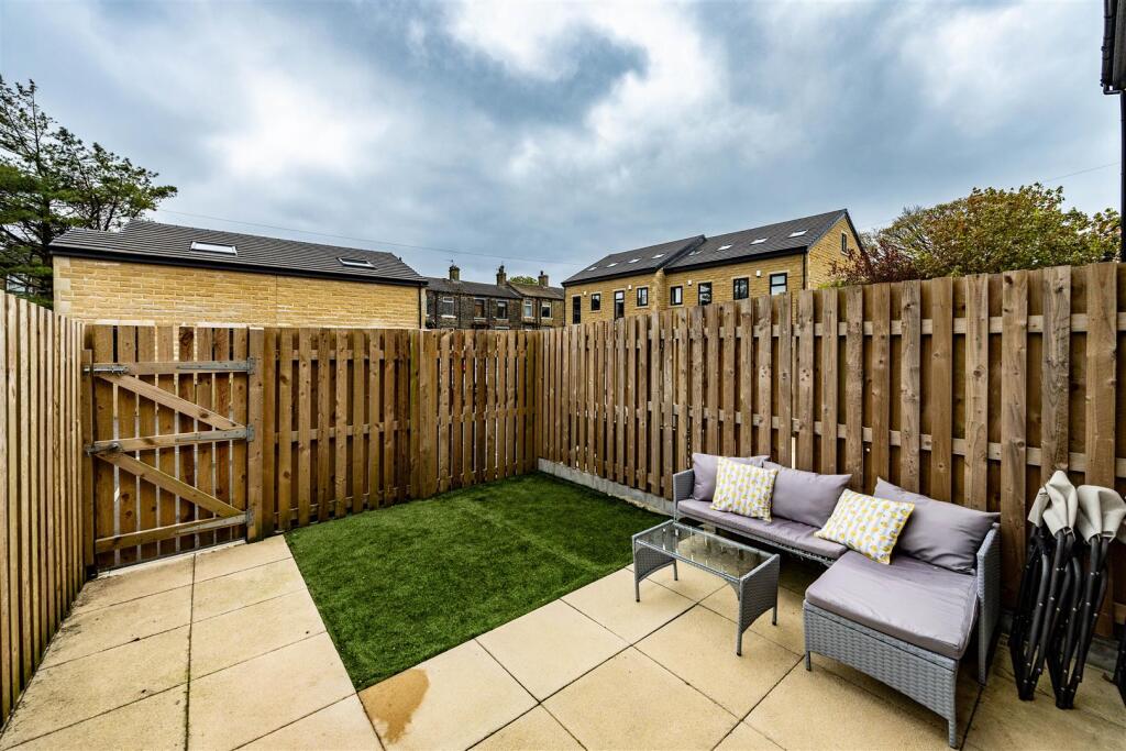 Commercial Street, Queensbury, Bradford - View 2