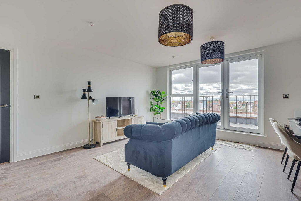 Apartment in Southend-on-Sea - View 5