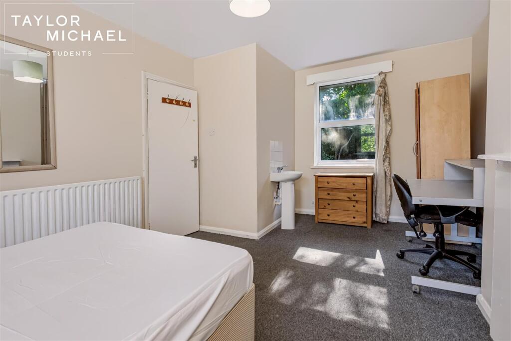 5 bedroom semi-detached house for rent