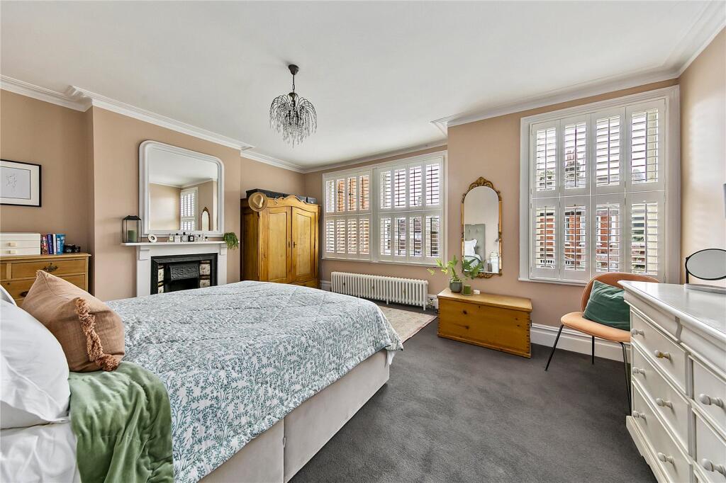 House in Twickenham - More