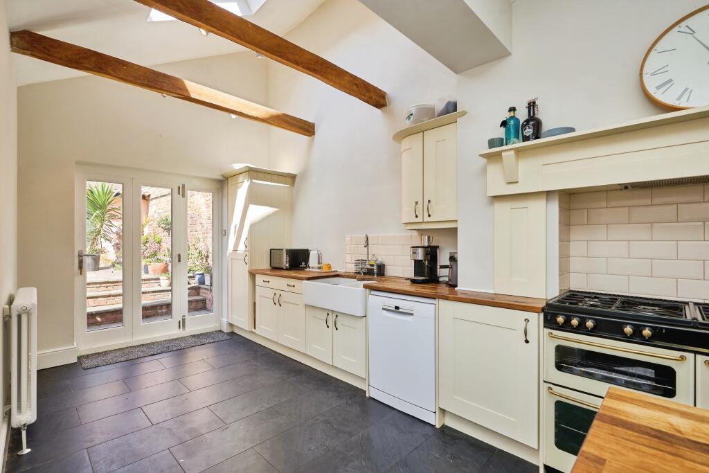 House in Sandown, Yaverland - More