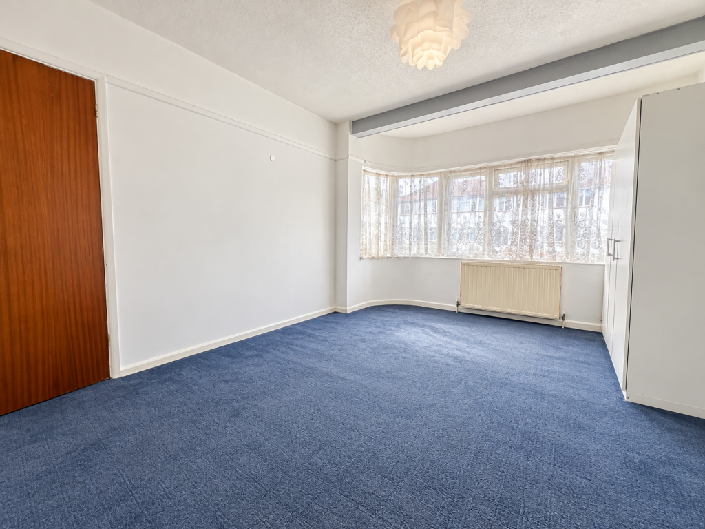 Canterbury Avenue, Slough, SL2 photo 3
