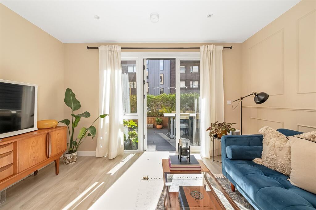 Apartment in London, Clifton Estate, Peckham - More