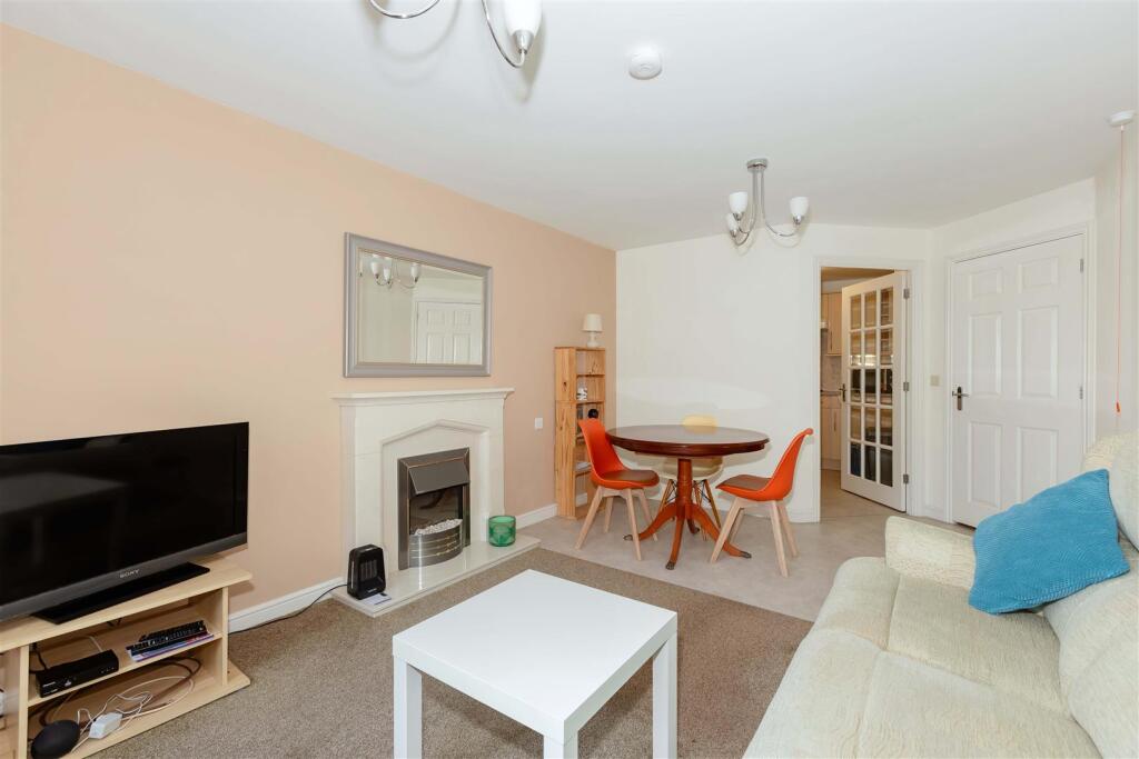 Apartment in Worthing, Broadwater - View 4