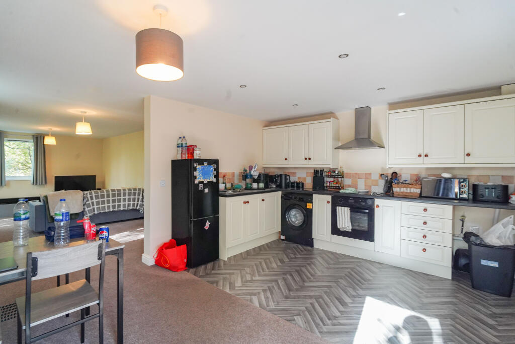 Apartment in Stoke-on-Trent - View 4