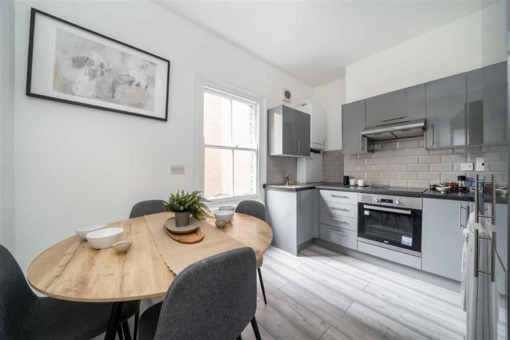 Apartment in London - View 5